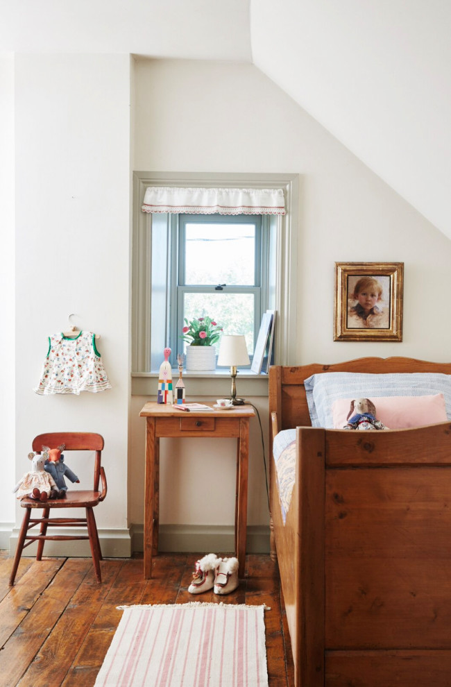 Idée de décoration pour une chambre d'enfant style shabby chic de taille moyenne avec un mur blanc, parquet foncé et un sol marron.