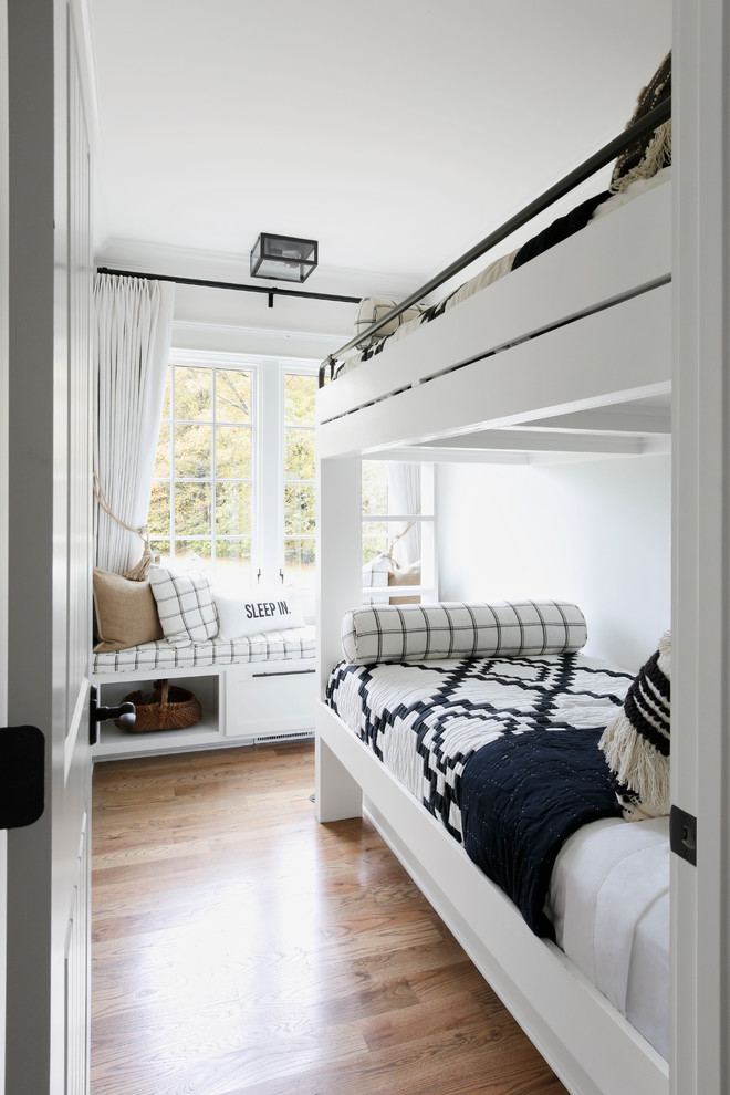 Cette image montre une chambre d'enfant rustique avec un mur blanc, parquet clair et un lit superposé.