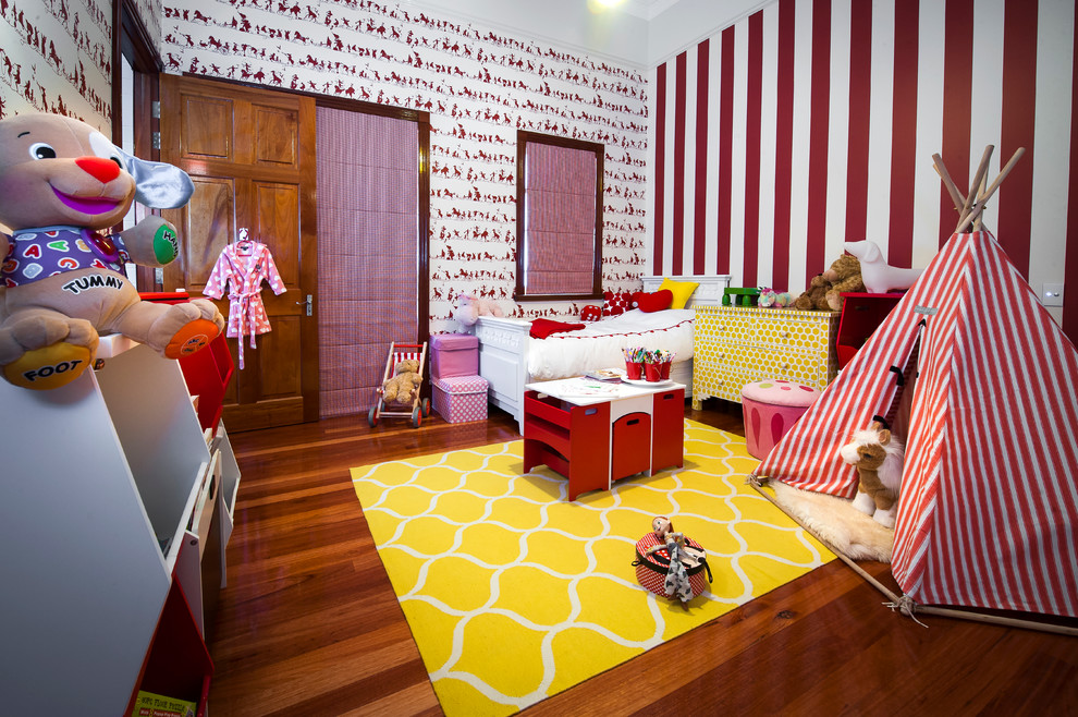 Mittelgroßes Eklektisches Mädchenzimmer mit Spielecke, braunem Holzboden und bunten Wänden in Brisbane