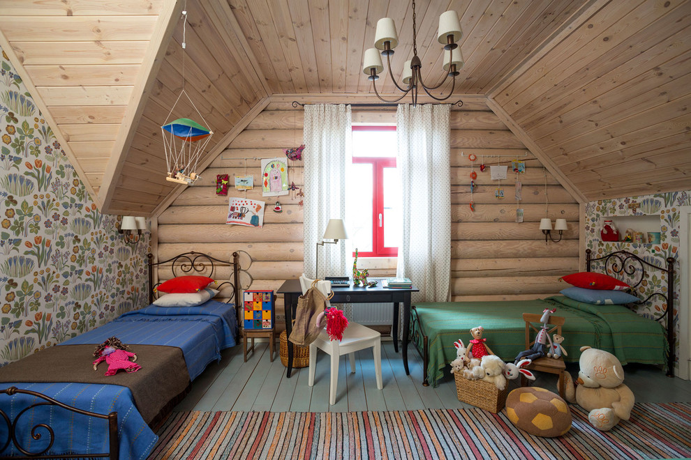 Neutrales Country Kinderzimmer mit bunten Wänden und gebeiztem Holzboden in Moskau