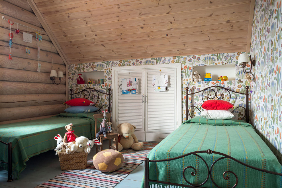 На фото: нейтральная детская в стиле кантри с спальным местом, разноцветными стенами и деревянным полом для ребенка от 4 до 10 лет с