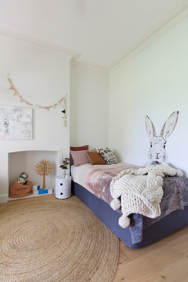 Idées déco pour une grande chambre d'enfant de 4 à 10 ans campagne avec un mur blanc, parquet clair et un sol beige.