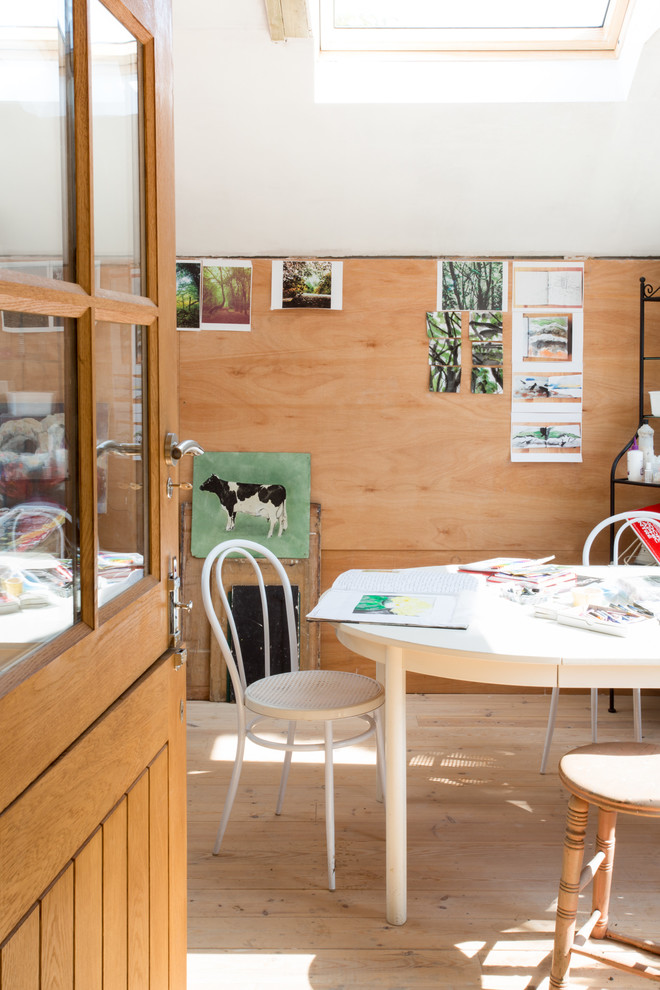 Esempio di una cameretta per bambini country con pareti marroni, parquet chiaro e pavimento beige