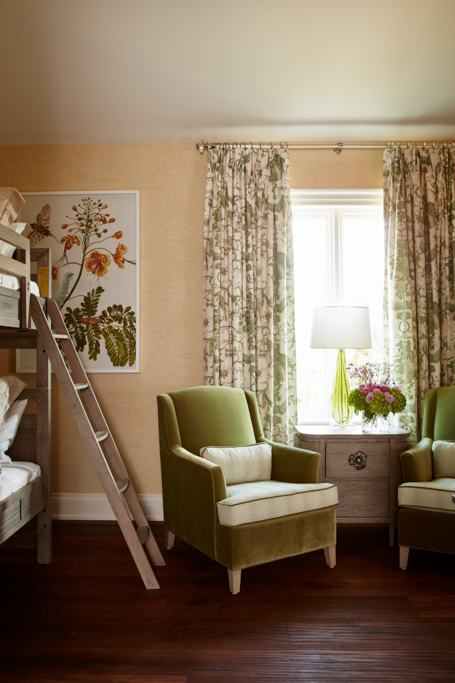 Immagine di un'ampia camera degli ospiti country con pavimento marrone, carta da parati, pareti gialle e moquette