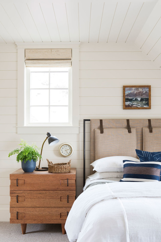 На фото: большая спальня в морском стиле с белыми стенами, ковровым покрытием и серым полом