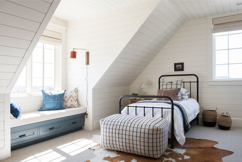 Diseño de dormitorio infantil de 4 a 10 años costero grande con paredes blancas, moqueta y suelo gris
