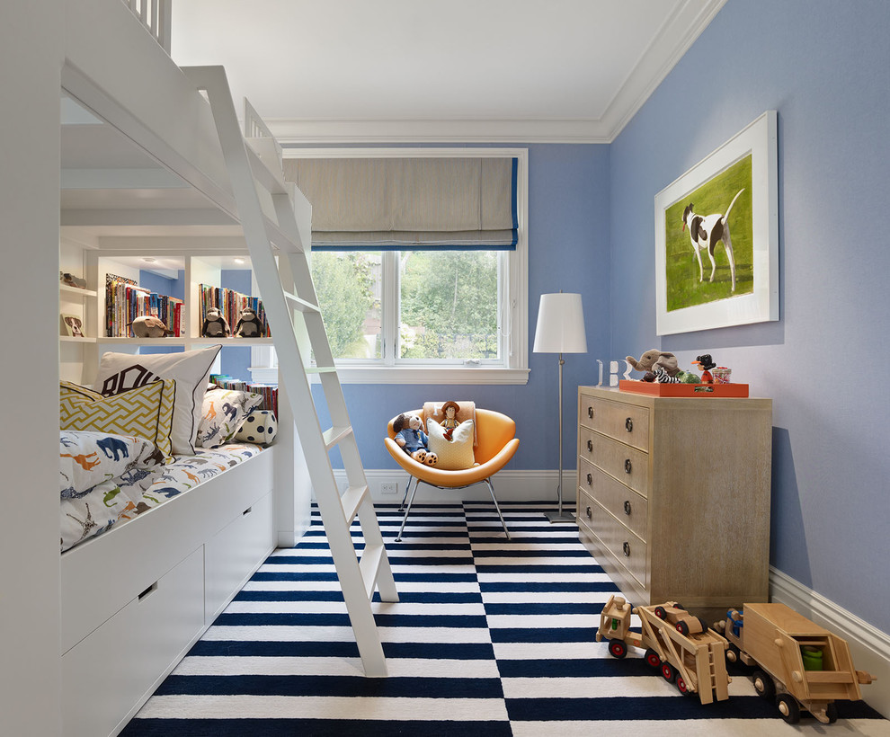 Inredning av ett modernt barnrum, med blå väggar och flerfärgat golv