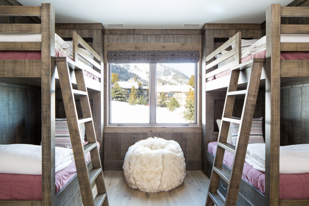 Exemple d'une chambre d'enfant montagne avec parquet clair.