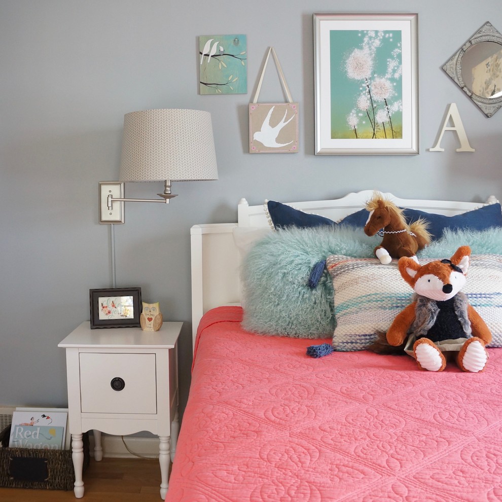 Cette image montre une chambre d'enfant de 4 à 10 ans traditionnelle de taille moyenne avec un mur gris et parquet clair.