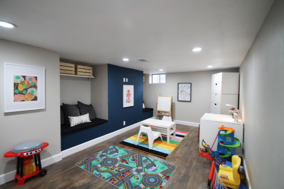 Exemple d'une grande chambre d'enfant de 1 à 3 ans chic avec un mur gris et parquet foncé.