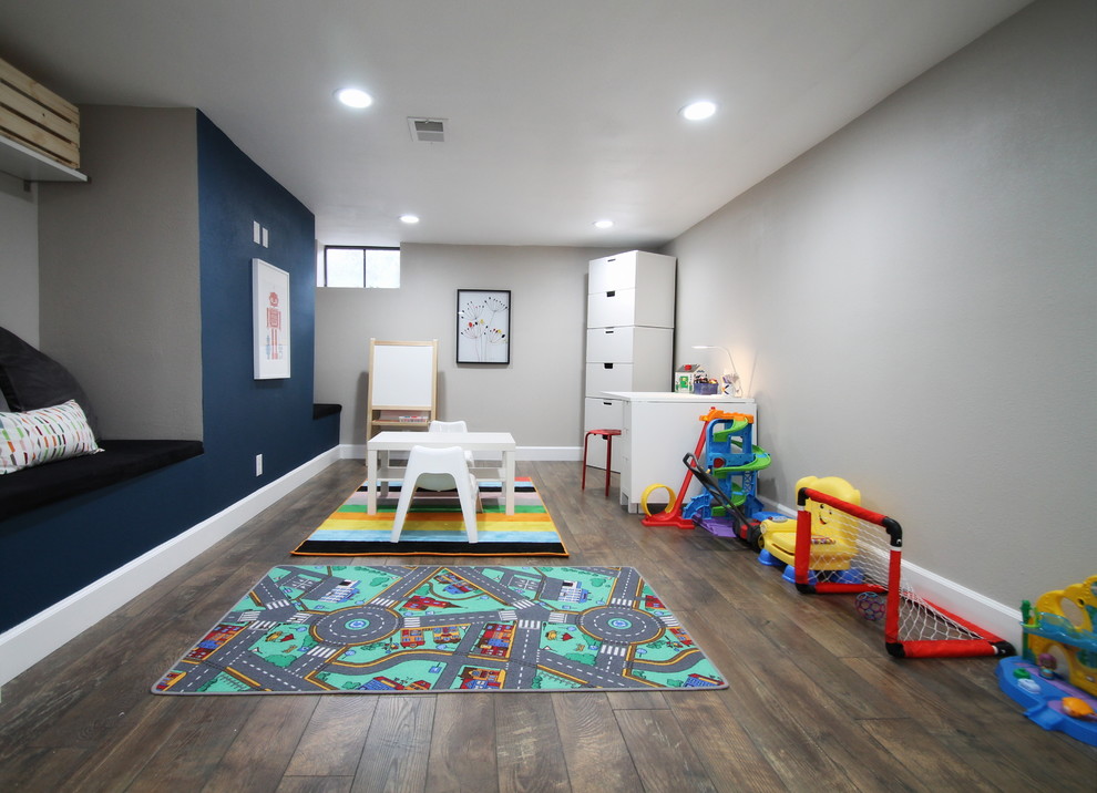 Idéer för ett stort klassiskt könsneutralt småbarnsrum kombinerat med lekrum, med grå väggar och mörkt trägolv