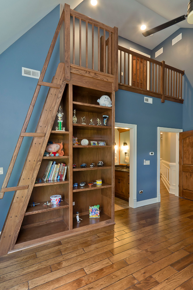 Ejemplo de dormitorio infantil de 4 a 10 años clásico renovado de tamaño medio con paredes azules y suelo de madera en tonos medios