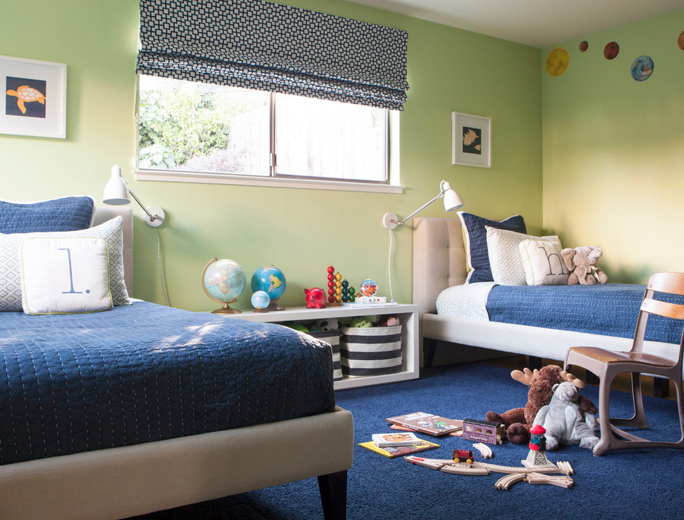 Idéer för att renovera ett mellanstort funkis pojkrum kombinerat med sovrum och för 4-10-åringar, med gröna väggar och mellanmörkt trägolv