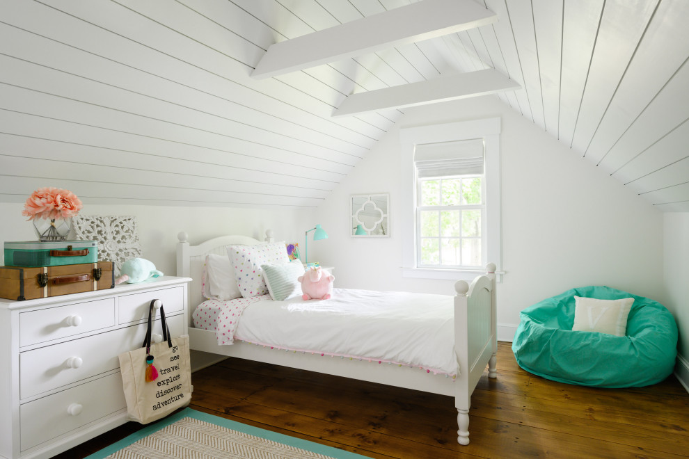 Modelo de dormitorio infantil campestre con suelo de madera en tonos medios y machihembrado