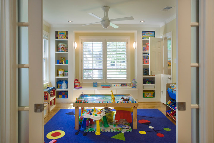 Bild på ett mellanstort funkis könsneutralt småbarnsrum kombinerat med lekrum, med vita väggar och ljust trägolv