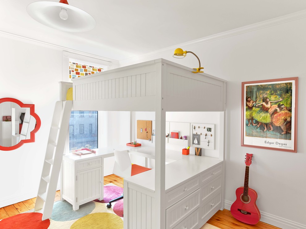 Пример оригинального дизайна: детская в стиле неоклассика (современная классика) с белыми стенами, спальным местом и паркетным полом среднего тона для подростка, девочки
