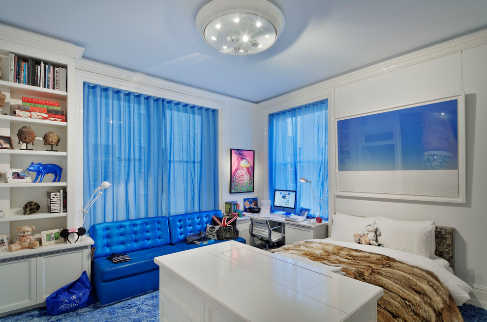 Aménagement d'une chambre d'enfant contemporaine de taille moyenne avec un mur blanc, moquette et un sol bleu.