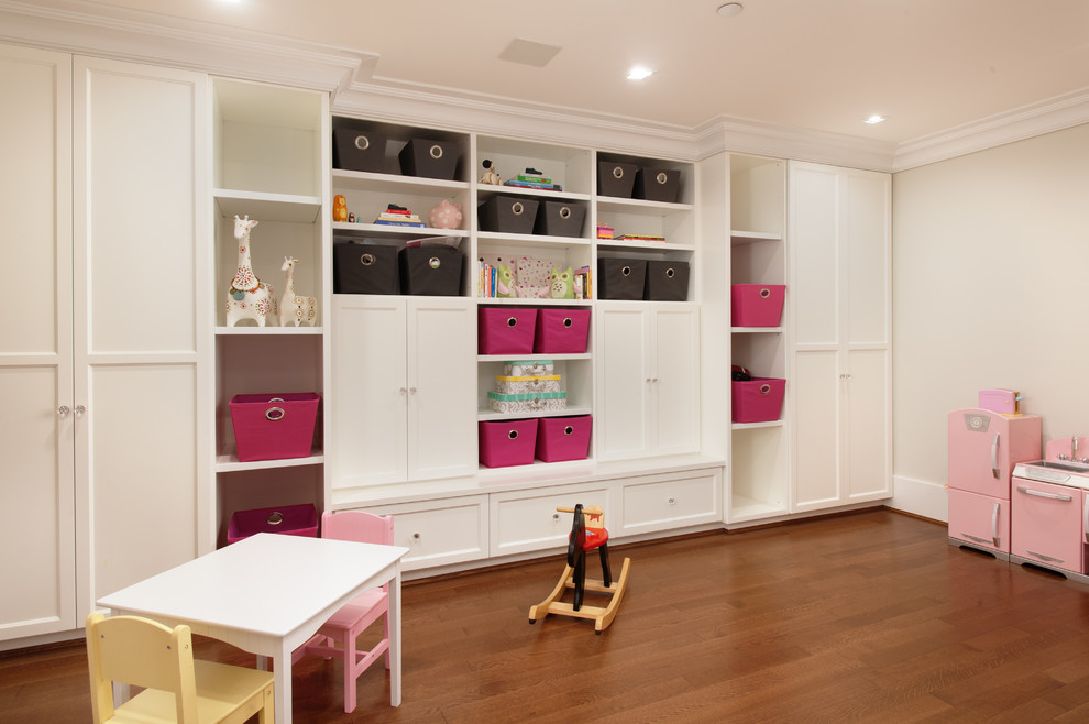 Exemple d'une chambre d'enfant de 4 à 10 ans craftsman de taille moyenne avec un sol en bois brun et un mur beige.