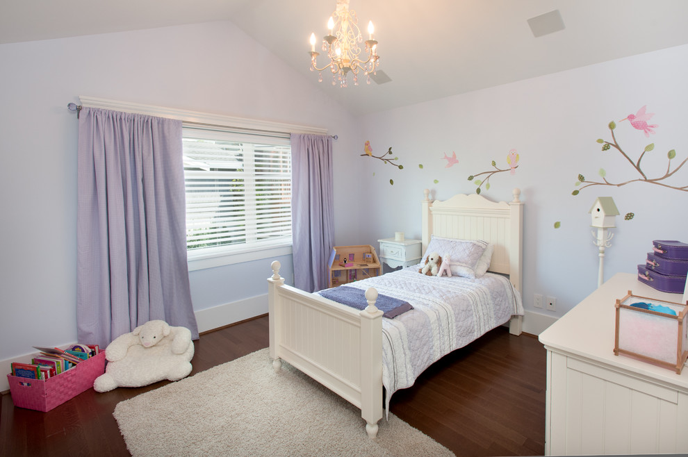 Inspiration för mellanstora amerikanska flickrum kombinerat med sovrum och för 4-10-åringar, med lila väggar och mellanmörkt trägolv