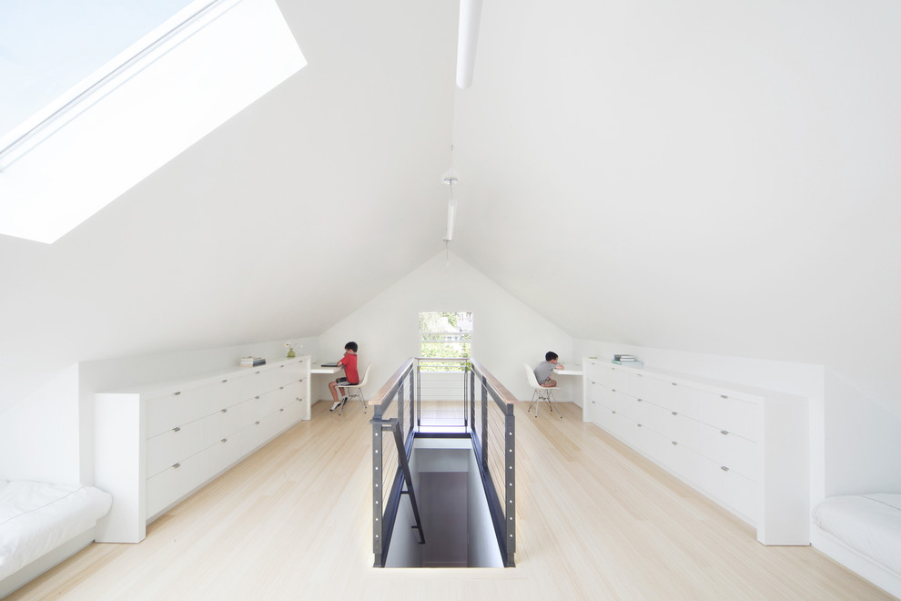 Neutrales Modernes Jugendzimmer mit Arbeitsecke, weißer Wandfarbe und hellem Holzboden in Seattle