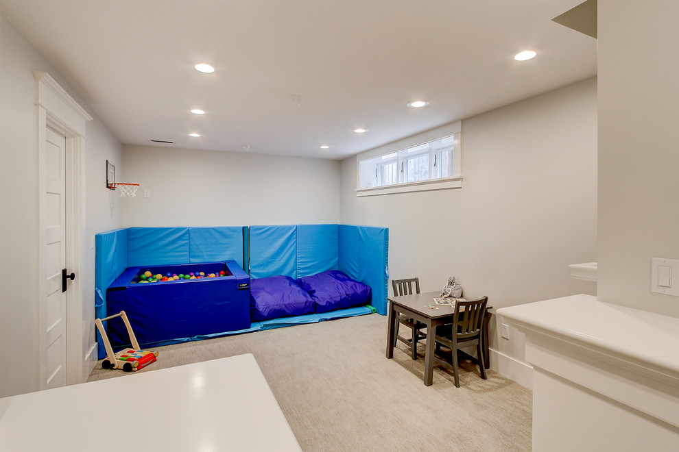 Immagine di una cameretta per bambini da 4 a 10 anni stile americano di medie dimensioni con pareti beige e moquette