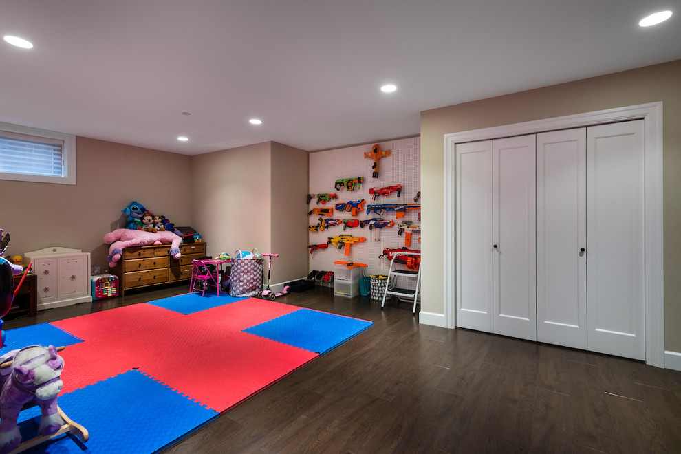 Cette photo montre une salle de jeux d'enfant craftsman avec un mur beige, sol en stratifié et un sol marron.
