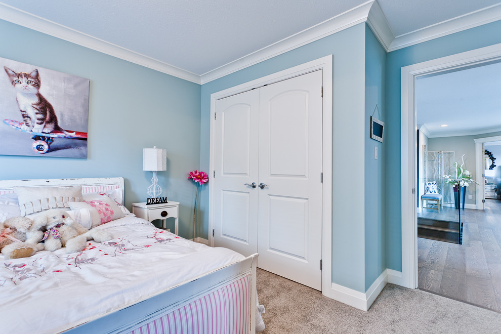 Idéer för vintage barnrum kombinerat med sovrum, med blå väggar, heltäckningsmatta och beiget golv