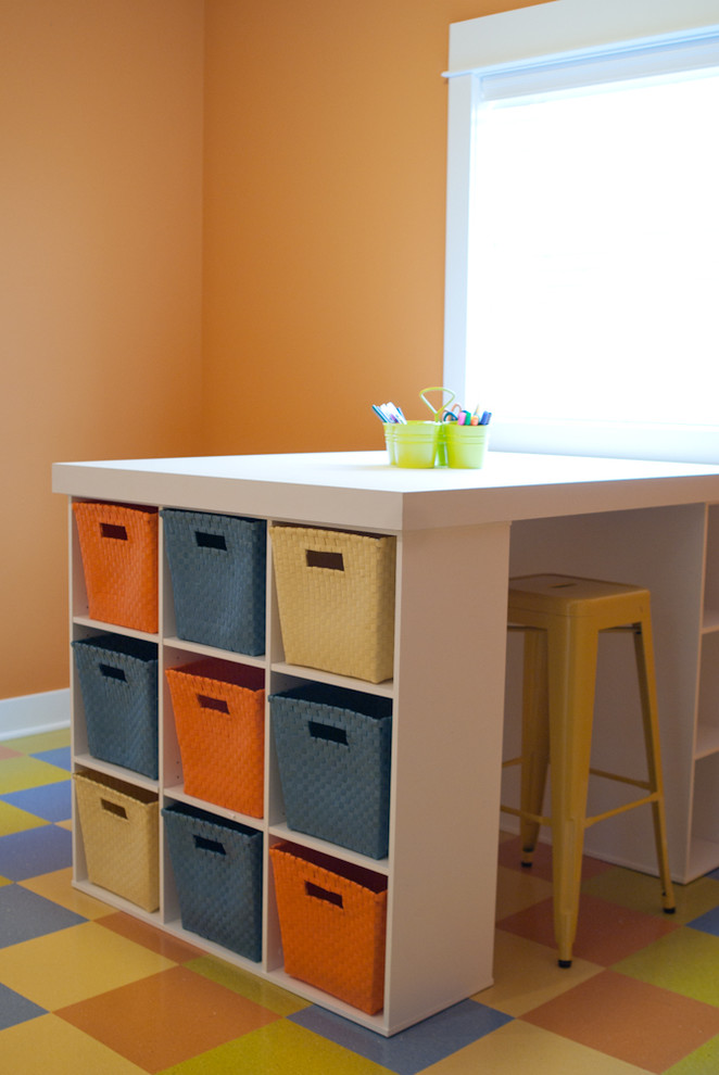 Inredning av ett amerikanskt könsneutralt barnrum kombinerat med lekrum, med orange väggar, vinylgolv och flerfärgat golv