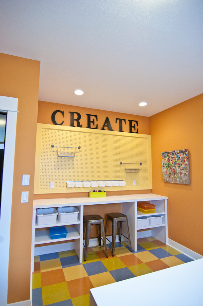 Exempel på ett amerikanskt könsneutralt barnrum kombinerat med lekrum, med orange väggar, vinylgolv och flerfärgat golv