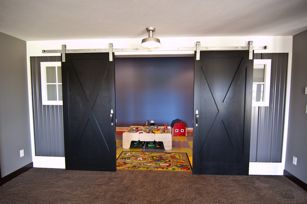 Foto på ett amerikanskt könsneutralt barnrum kombinerat med lekrum och för 4-10-åringar, med vinylgolv och flerfärgat golv
