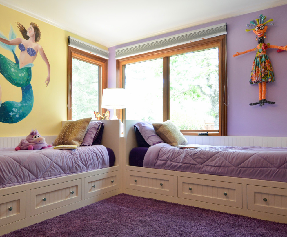 На фото: детская среднего размера в морском стиле с спальным местом, фиолетовыми стенами, ковровым покрытием и фиолетовым полом для ребенка от 4 до 10 лет, девочки