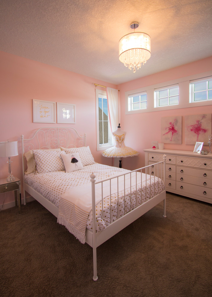 Imagen de dormitorio infantil de 4 a 10 años clásico renovado con paredes rosas y moqueta