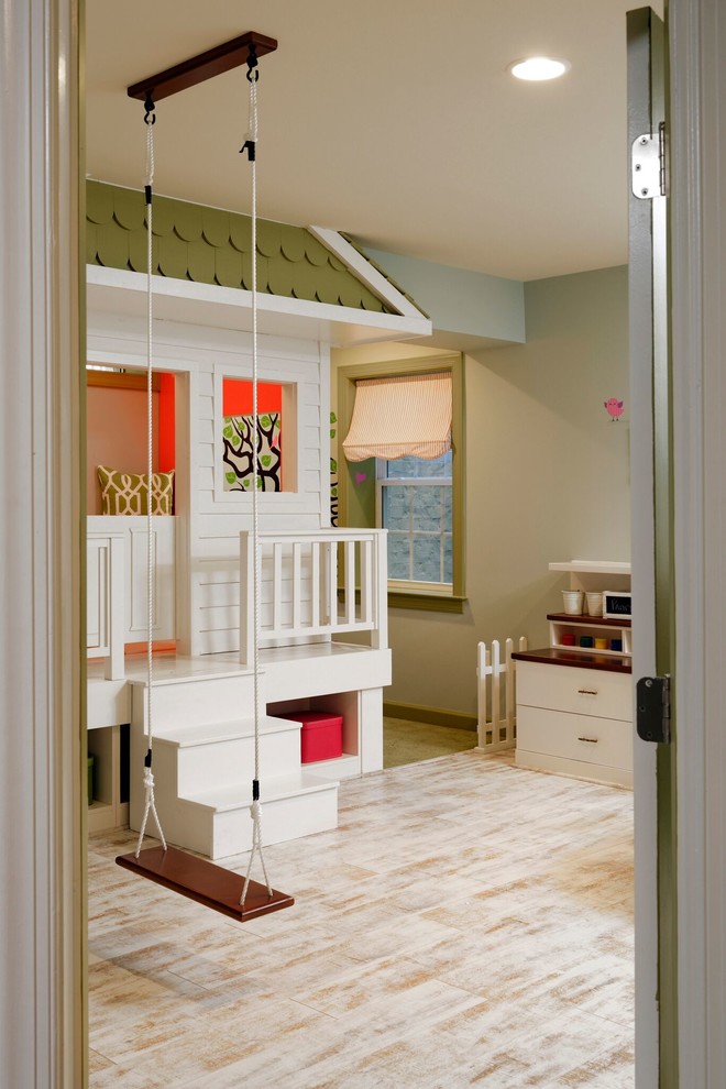 Idée de décoration pour une chambre d'enfant de 4 à 10 ans bohème de taille moyenne avec parquet clair, un mur gris et un sol blanc.