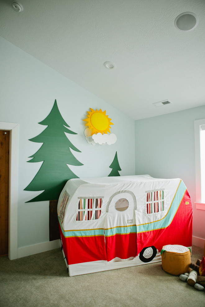 Idée de décoration pour une grande chambre d'enfant chalet avec un mur bleu.