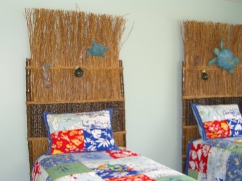 Mittelgroßes, Neutrales Kinderzimmer mit Schlafplatz und grüner Wandfarbe in Hawaii