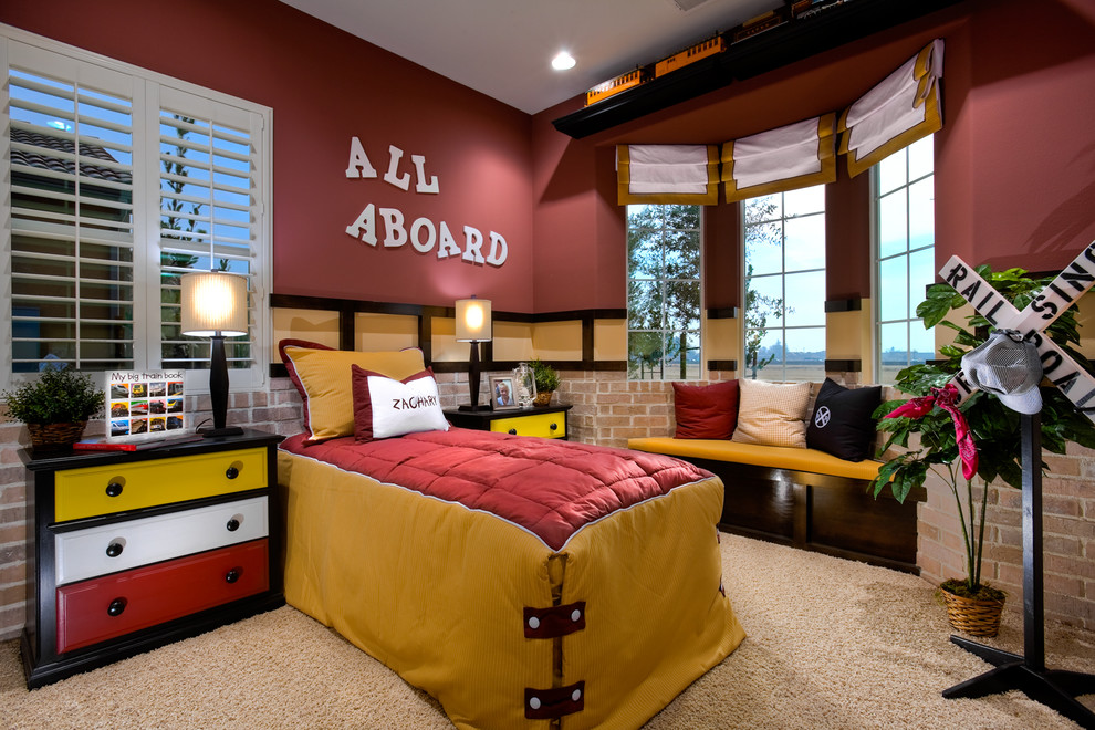 Inspiration för klassiska barnrum kombinerat med sovrum, med heltäckningsmatta och flerfärgade väggar