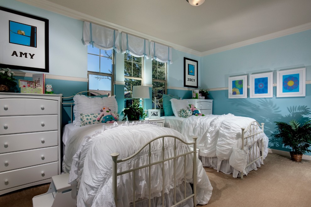 Klassisk inredning av ett flickrum kombinerat med sovrum, med blå väggar och heltäckningsmatta