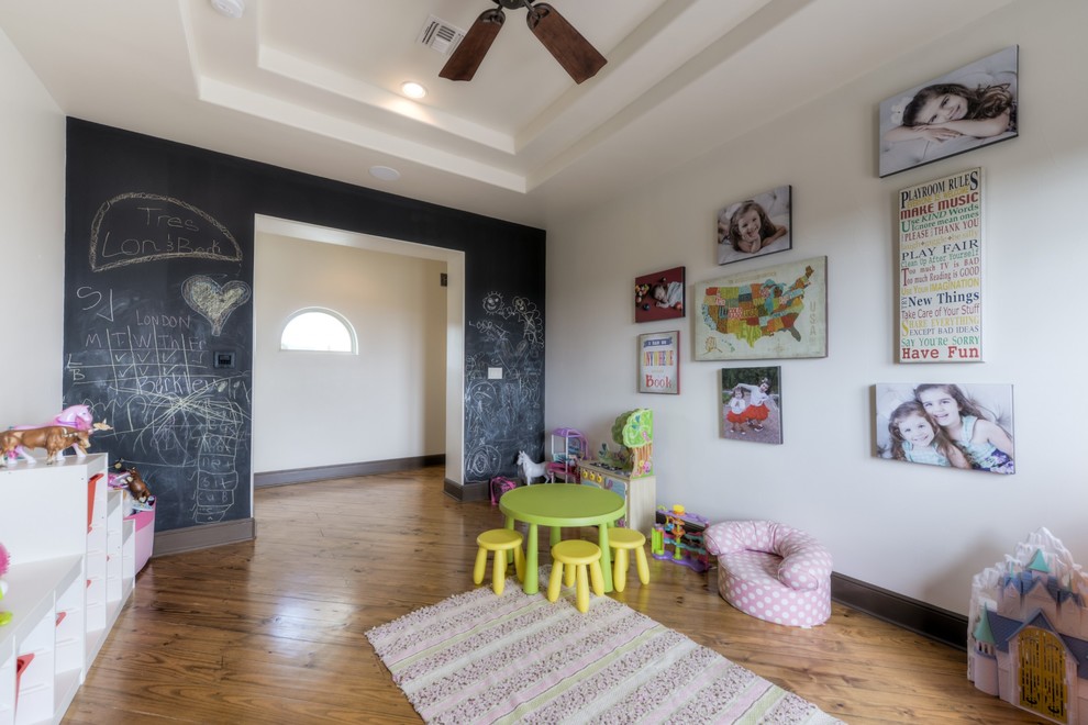 Foto de dormitorio infantil de 4 a 10 años mediterráneo grande con paredes blancas y suelo de madera clara