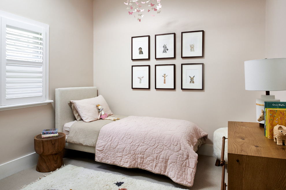 Modelo de dormitorio infantil actual con paredes rosas, moqueta y suelo azul