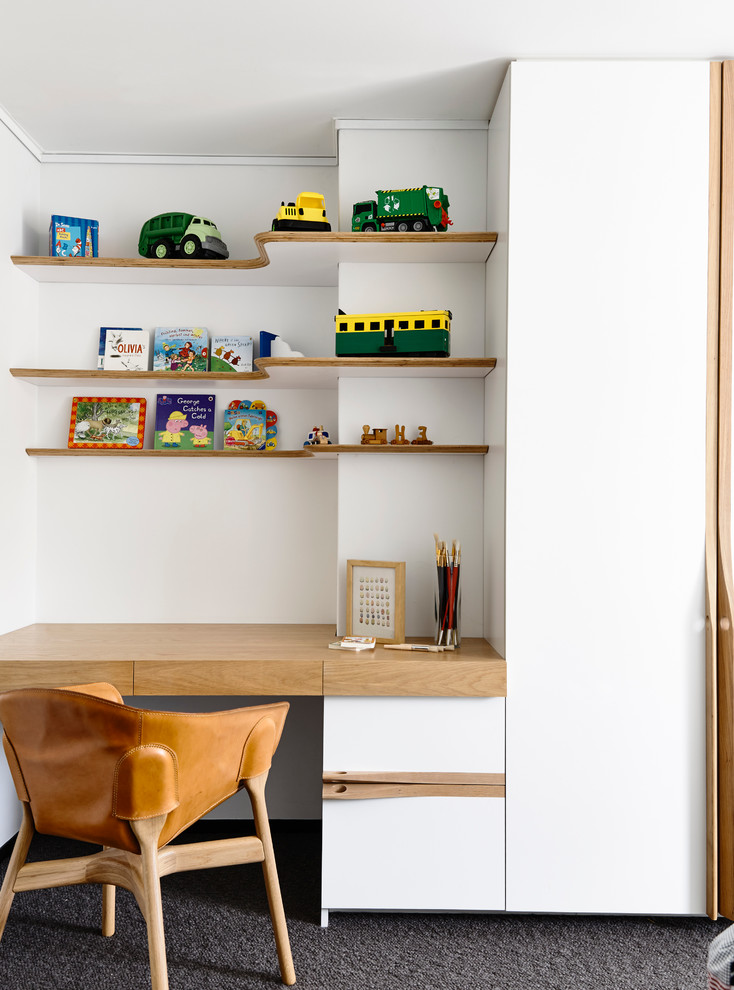 メルボルンにある中くらいなコンテンポラリースタイルのおしゃれな子供部屋 (白い壁、カーペット敷き) の写真