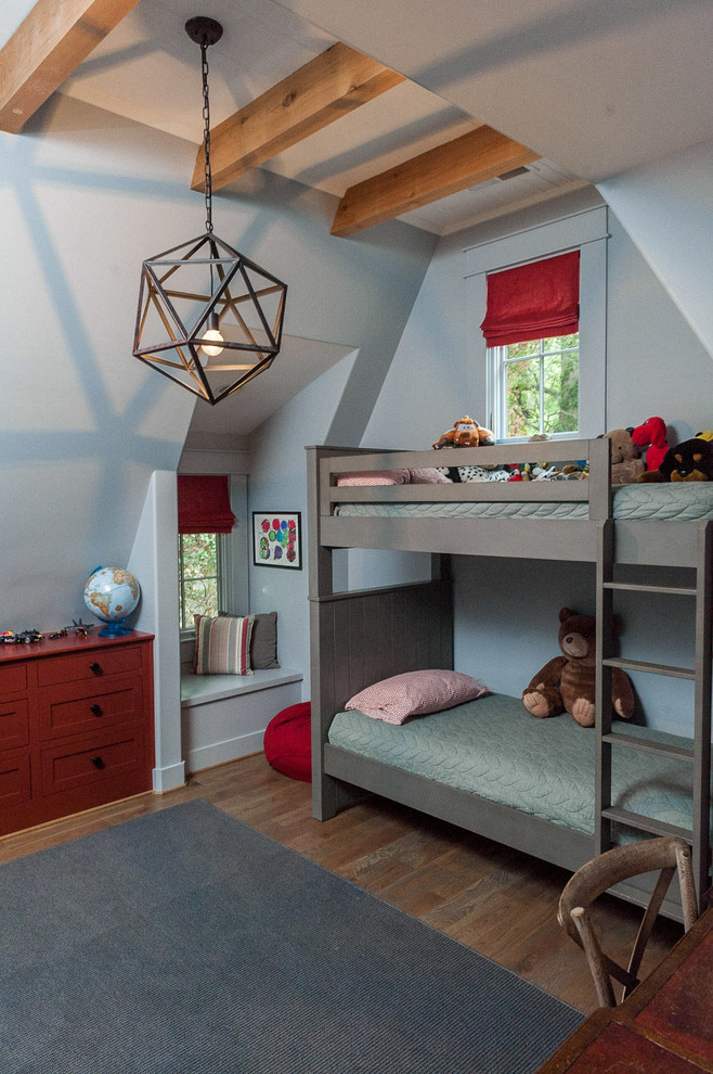 На фото: нейтральная детская в классическом стиле с спальным местом для ребенка от 4 до 10 лет, двоих детей