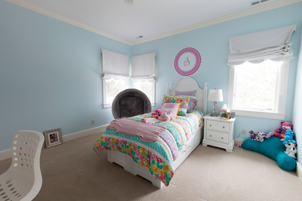 Imagen de dormitorio infantil de 4 a 10 años clásico de tamaño medio con paredes azules, moqueta y suelo marrón