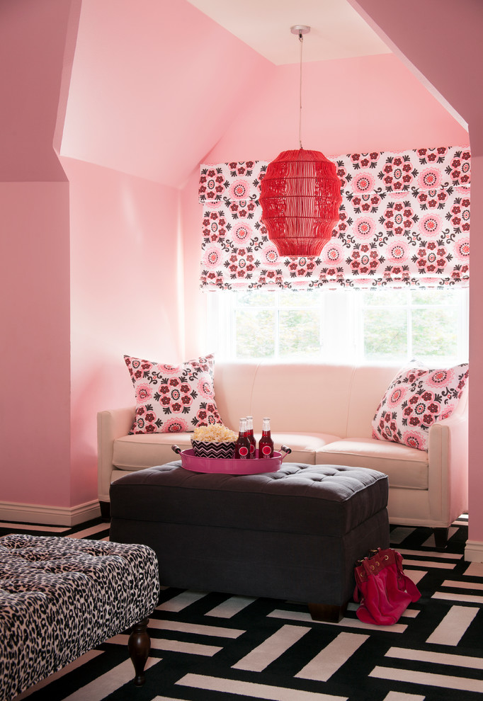 Cette photo montre une chambre d'enfant chic avec un mur rose, moquette et un sol multicolore.