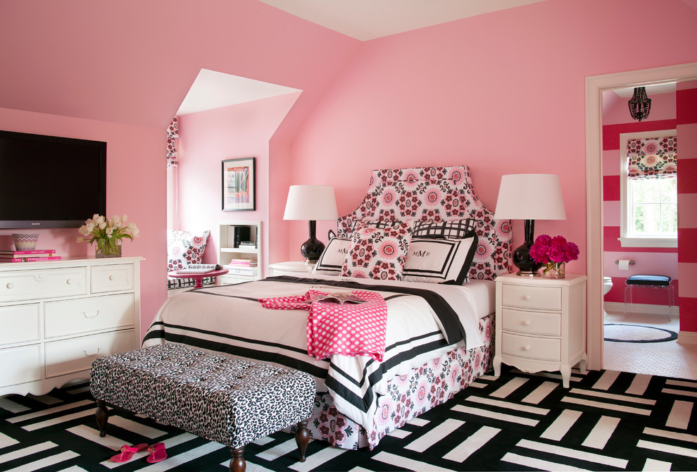 Imagen de dormitorio infantil tradicional renovado grande con paredes rosas, moqueta y suelo multicolor