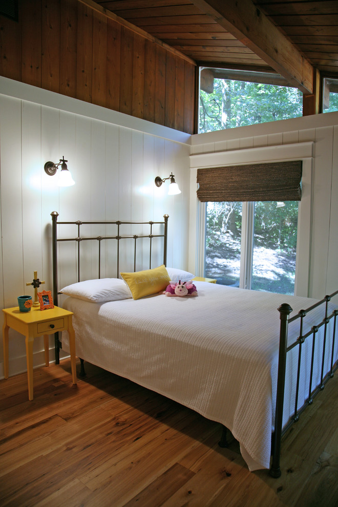 Exemple d'une petite chambre d'enfant montagne avec un mur blanc et un sol en bois brun.