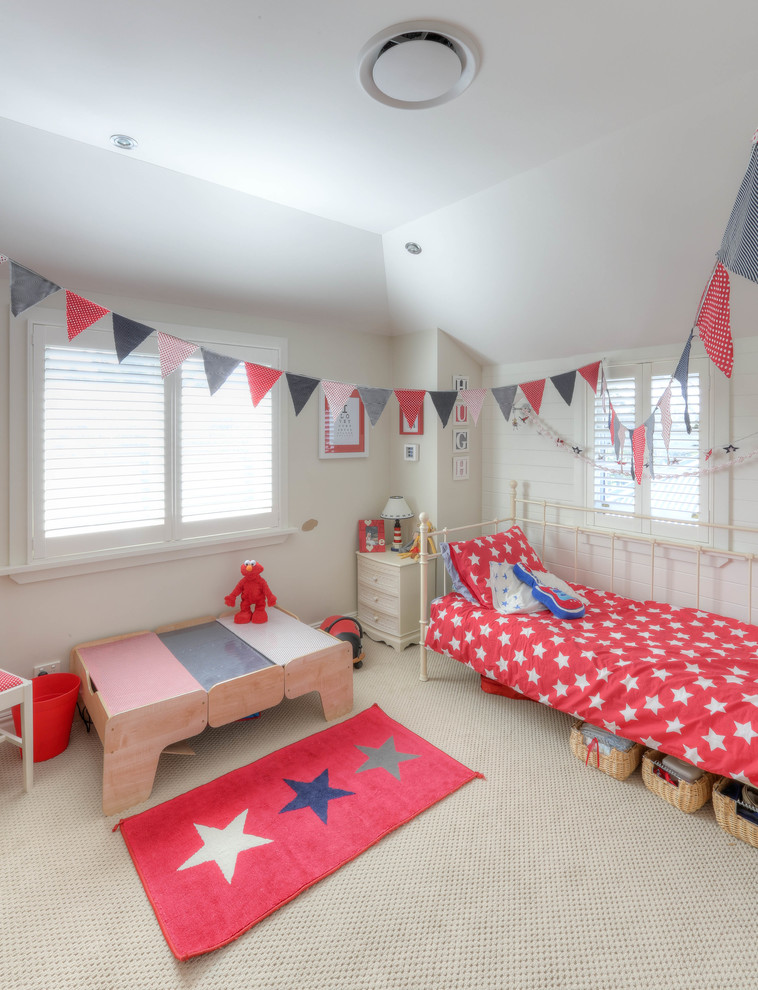 Inspiration för mellanstora moderna könsneutrala barnrum kombinerat med sovrum, med vita väggar och heltäckningsmatta