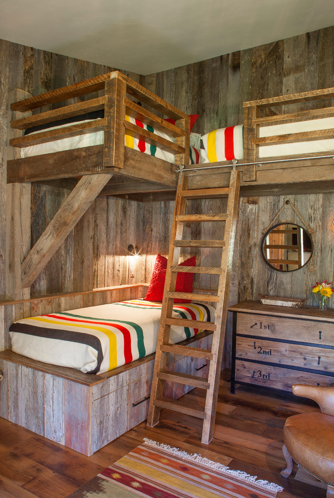 Foto de dormitorio infantil rústico con paredes marrones y suelo de madera oscura