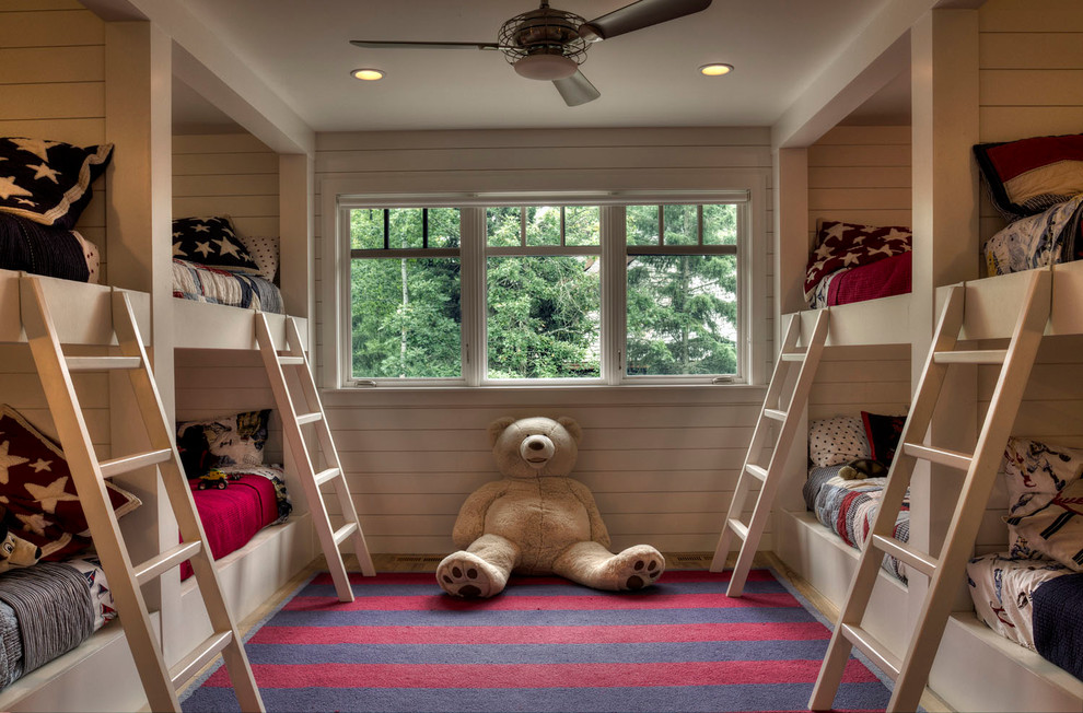 Ejemplo de dormitorio infantil rural grande con paredes blancas y suelo de madera clara