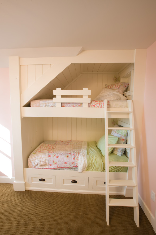 Ejemplo de dormitorio infantil de 4 a 10 años tradicional pequeño con paredes rosas y moqueta