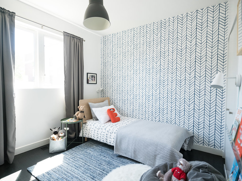 Immagine di una piccola cameretta per bambini da 4 a 10 anni contemporanea con pareti bianche, parquet scuro e pavimento marrone